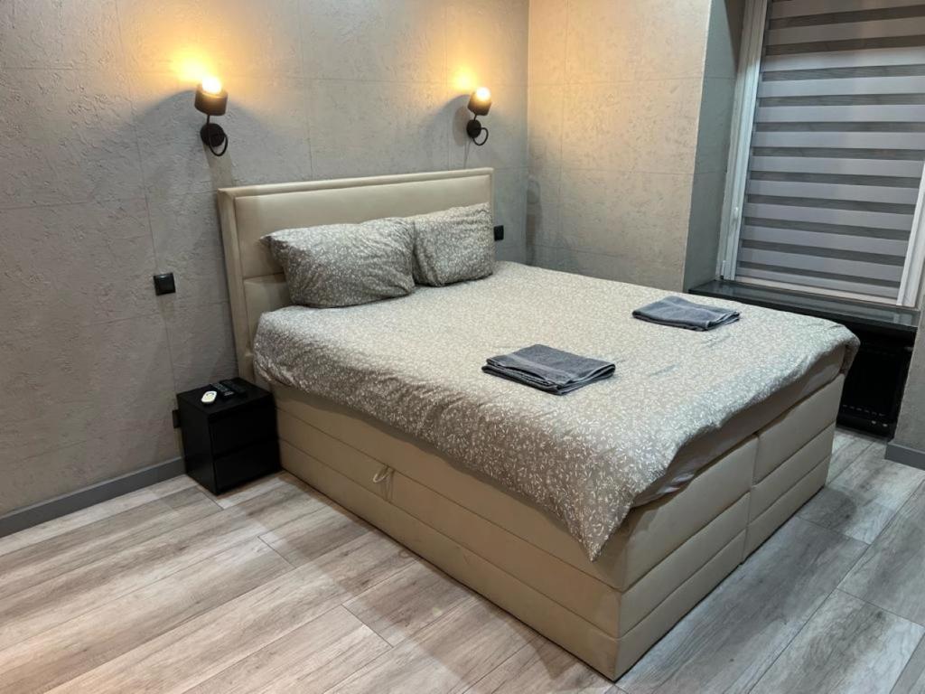 1 dormitorio con 1 cama con 2 toallas en Raciborska Royal Apartment, en Gliwice