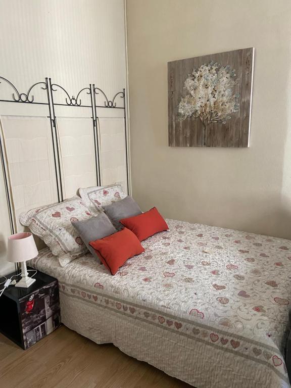 een slaapkamer met een bed met 2 kussens erop bij AU CENTRE DU FESTIVAL in Avignon