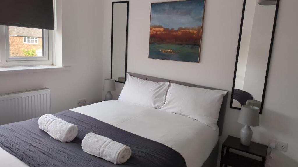 מיטה או מיטות בחדר ב-Alexander Apartments Hebburn