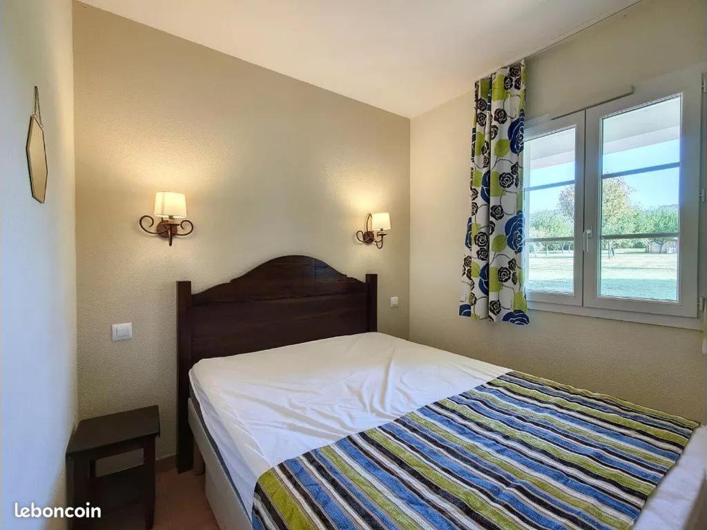 - une chambre avec un lit et une fenêtre dans l'établissement Le meilleur des Belles Rives Immozen46, à Argentat