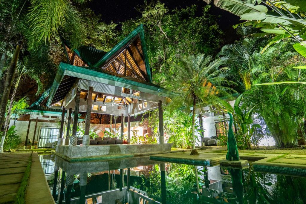 una casa en medio de un bosque con una piscina en Jade Nosara, en Nosara