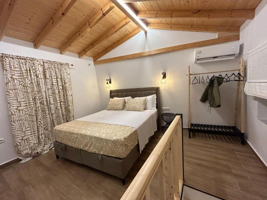 een slaapkamer met een bed in een kamer bij Statha’s Home in Gythio
