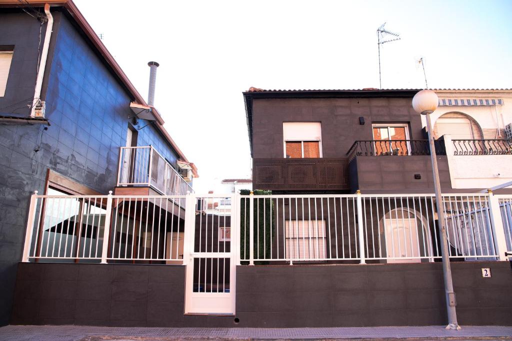 Il propose un appartement doté d'un balcon blanc et d'un mur bleu. dans l'établissement BUNGALOW PUERTO SANTA POLA PISCINA CLIMATIZADA, à Santa Pola
