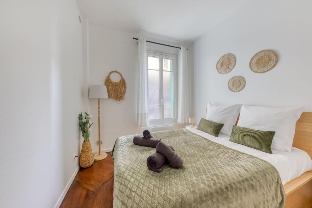 - une chambre dotée d'un lit avec deux ours en peluche dans l'établissement Le Cocon Parisien - 3 min métro, à Vincennes