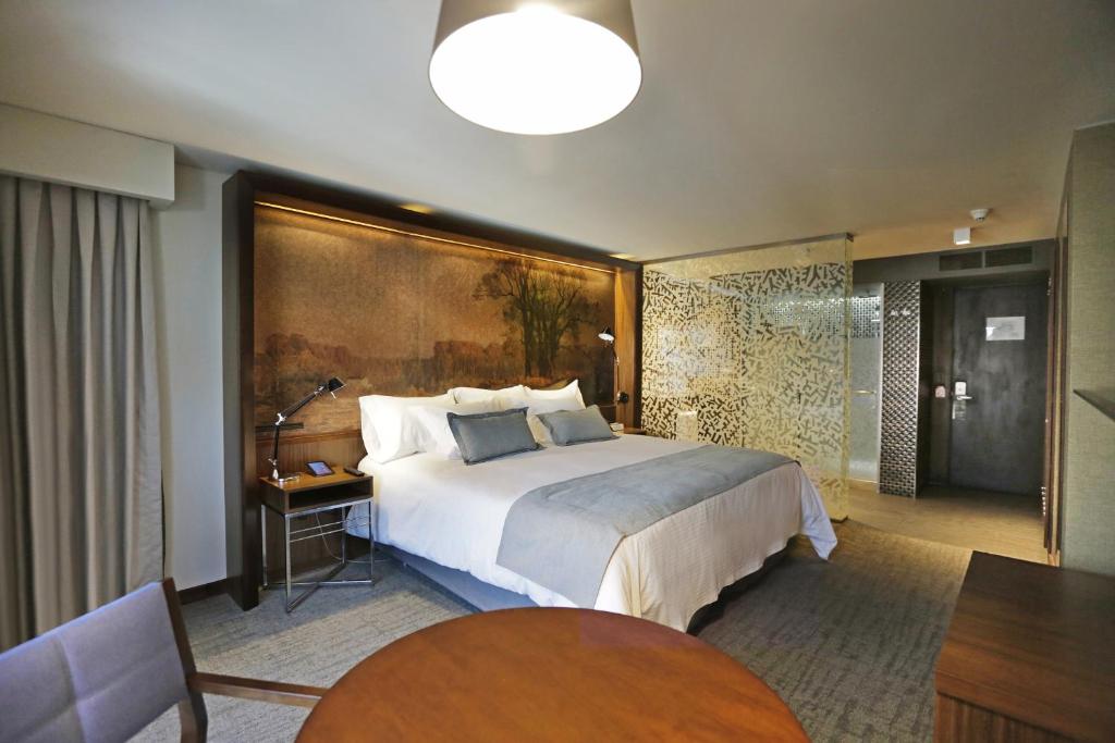 Postel nebo postele na pokoji v ubytování Hotel Cumbres Lastarria