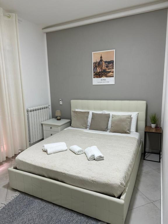 Days In Rome في روما: غرفة نوم عليها سرير وفوط