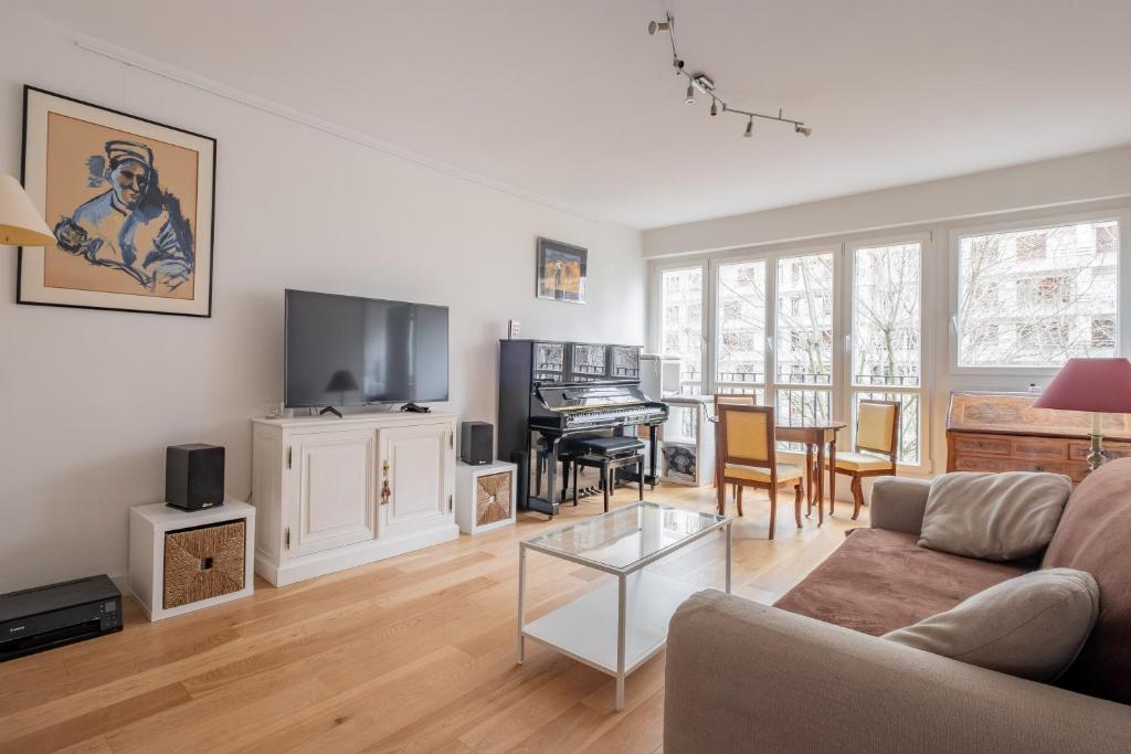 un salon avec un canapé et une table dans l'établissement Veeve - Auteuil Adagio, à Paris