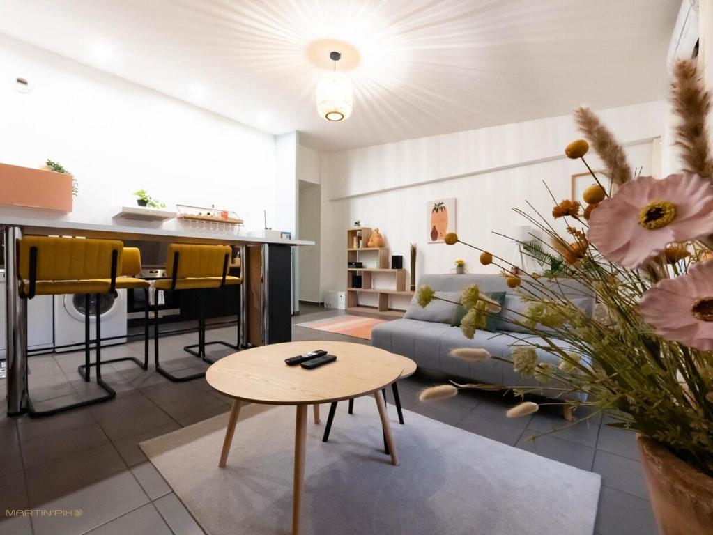 un salon avec un canapé et une table dans l'établissement Le Gustave - Climatisation et cœur de ville, à Montpellier