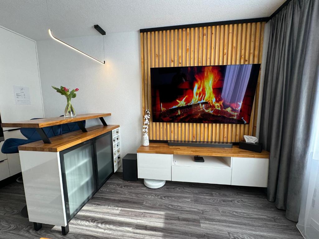 a living room with a fire in a tv at Apartmán PiccolaDuo v Banskej Bystrici in Banská Bystrica