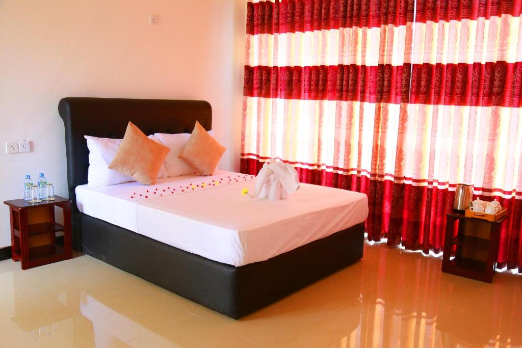 Postel nebo postele na pokoji v ubytování Rivonway Hotel Polonnaruwa