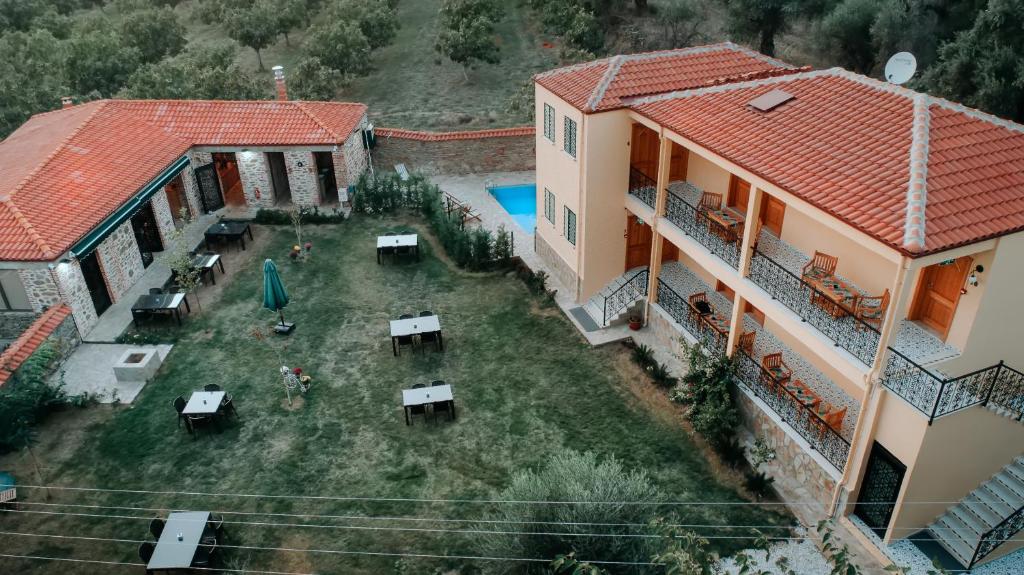 een luchtzicht op een huis met een tuin bij Birgi Rukim Otel in Birgi
