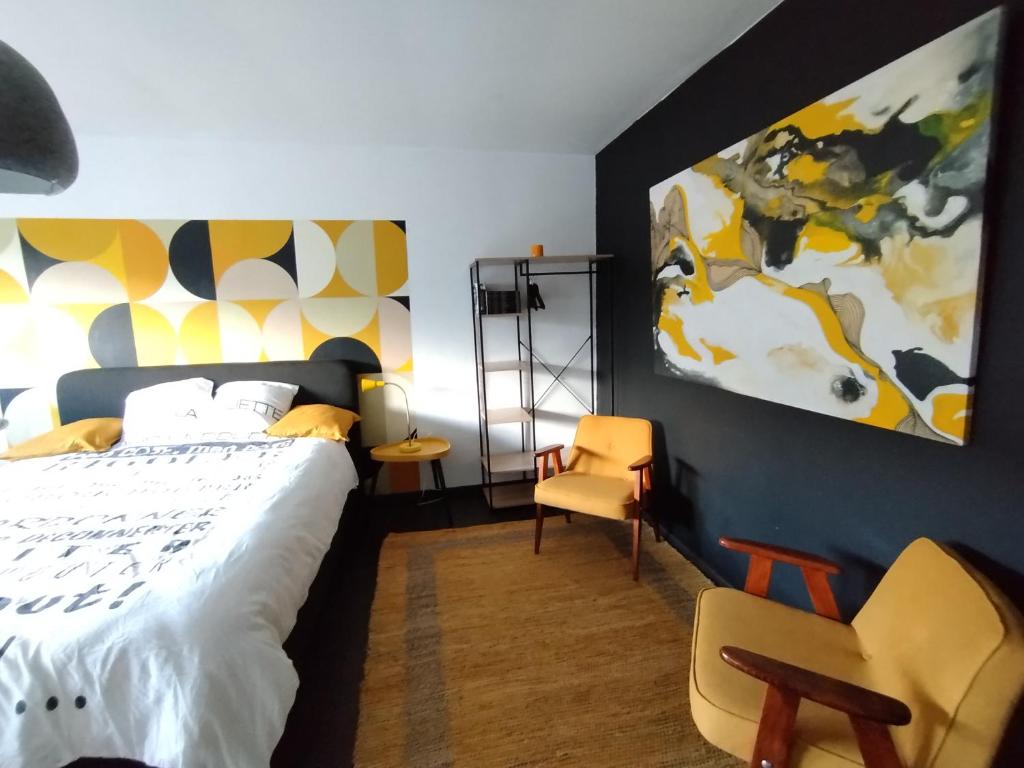 La Citronnade في Floreffe: غرفة نوم بسرير ودهان على الحائط