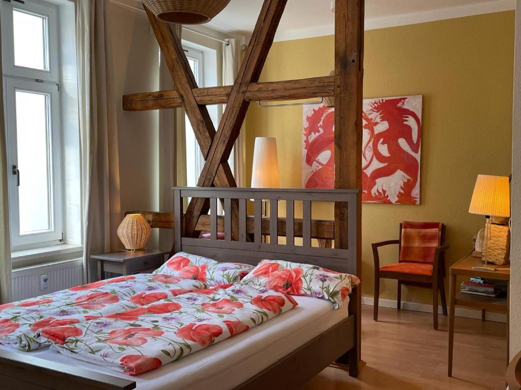 A bed or beds in a room at Am Puls der Altstadt