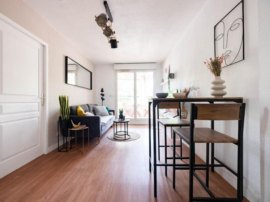 un salon avec une table et un canapé dans l'établissement Le Richter - terrasse à Port Marianne, à Montpellier