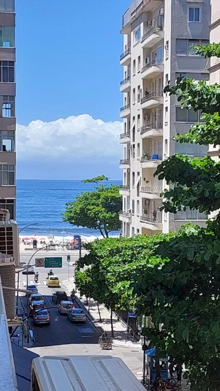 a view of the ocean from a building at Apartamento Copacabana vista lateral mar in Rio de Janeiro