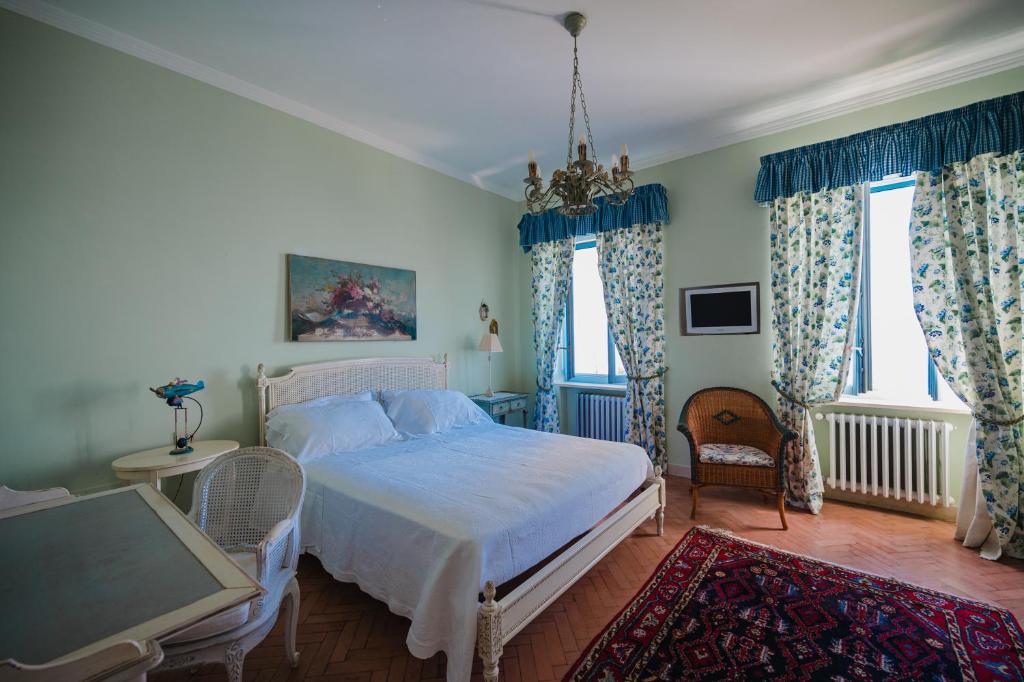 A television and/or entertainment centre at Villa la Campanella by Elite Villas