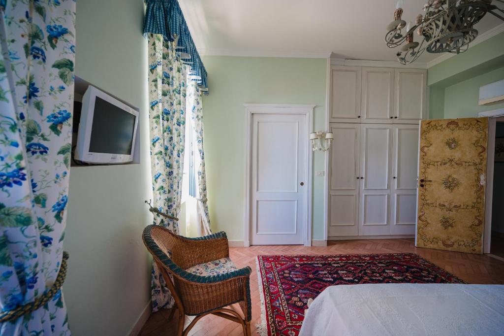A television and/or entertainment centre at Villa la Campanella by Elite Villas