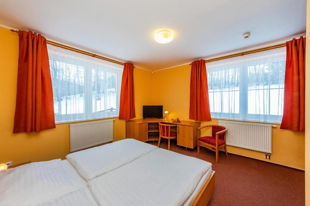 Postel nebo postele na pokoji v ubytování Hotel České Žleby