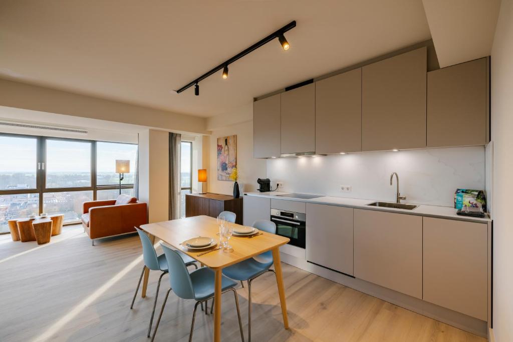 kuchnia i jadalnia ze stołem i krzesłami w obiekcie Htel Serviced Apartments Amstelveen w mieście Amstelveen