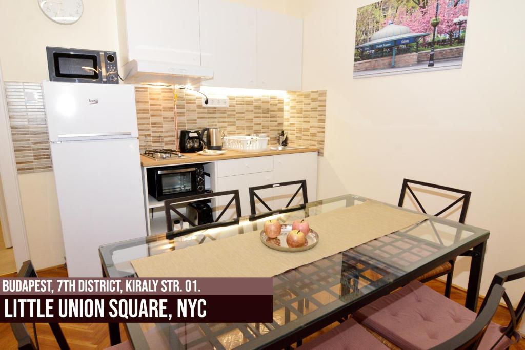 A kitchen or kitchenette at Little Americas Metropolitan Apartments