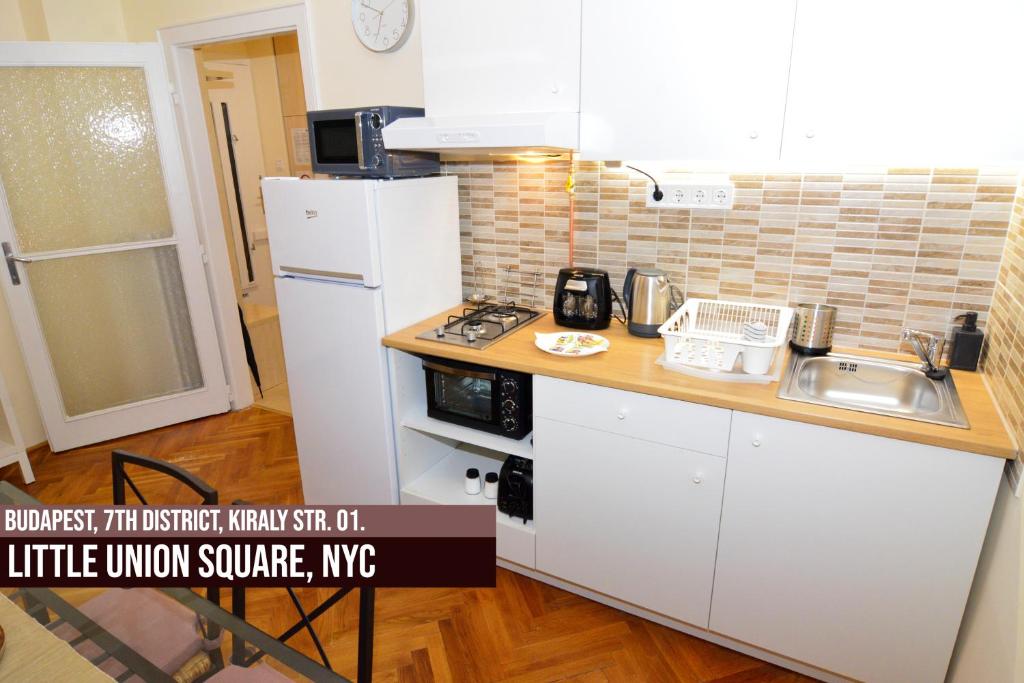 A kitchen or kitchenette at Little Americas Metropolitan Apartments