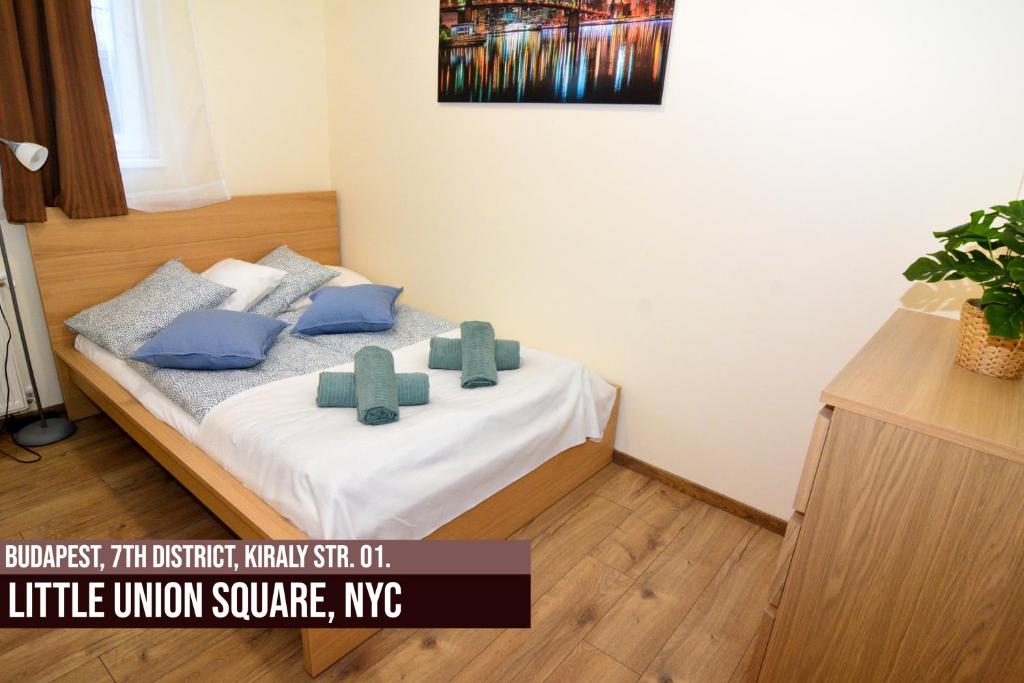 A bed or beds in a room at Little Americas Metropolitan Apartments
