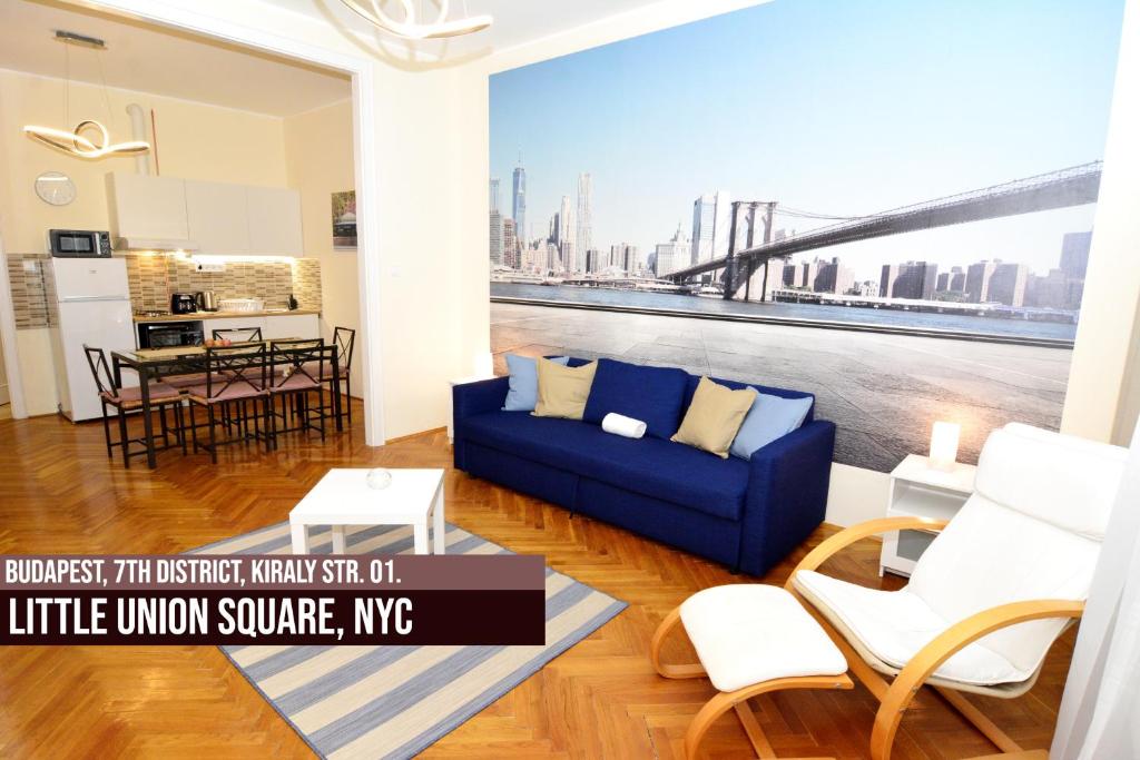 A seating area at Little Americas Metropolitan Apartments