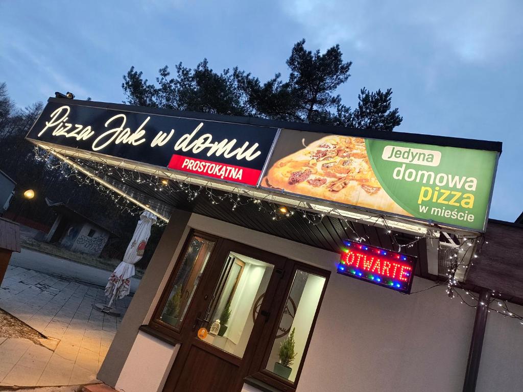 a sign on the front of a pizza restaurant at Zajazd Leśny Zakątek dawniej Zajazd Don Kichot in Łódź