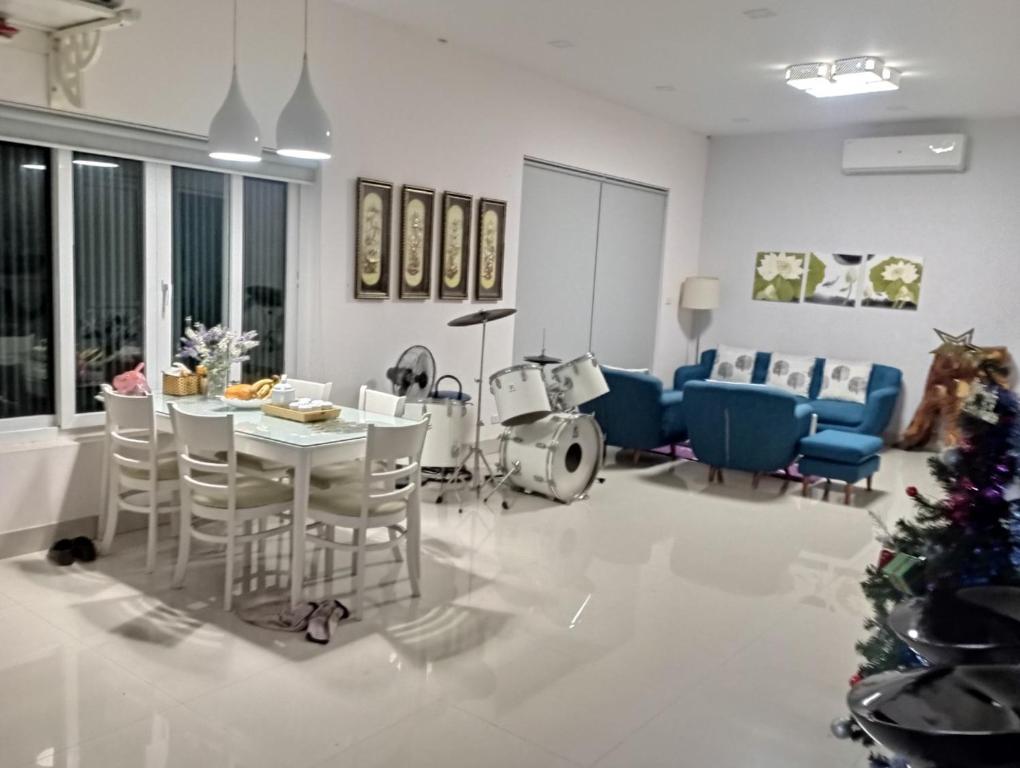 una sala de estar con mesa y sillas y un árbol de Navidad en Pham Gia Riverside Retreat, en Hà Nám