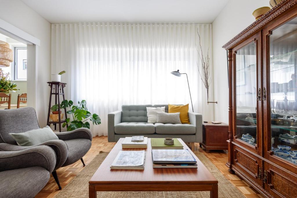 ein Wohnzimmer mit einem Sofa und einem Couchtisch in der Unterkunft Apartamento da Foz in Porto