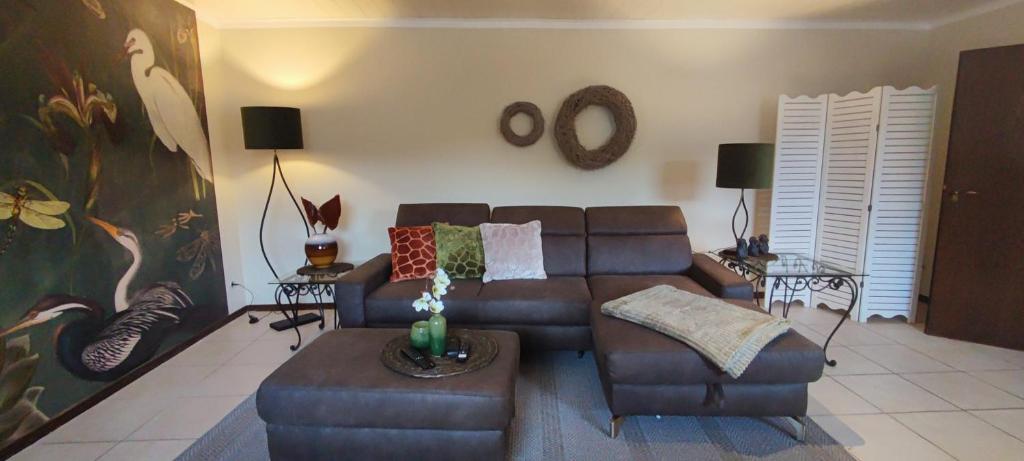 ein Wohnzimmer mit einem Sofa und einem Tisch in der Unterkunft Landhaus am Sonnenberg in Bad Bertrich