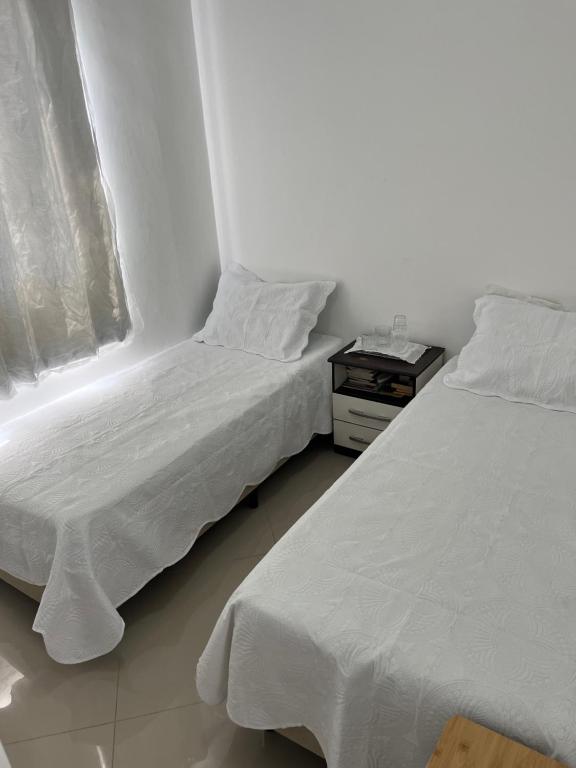 Duas camas sentadas uma ao lado da outra num quarto em Quarto ao Lado do autódromo de Interlagos em São Paulo
