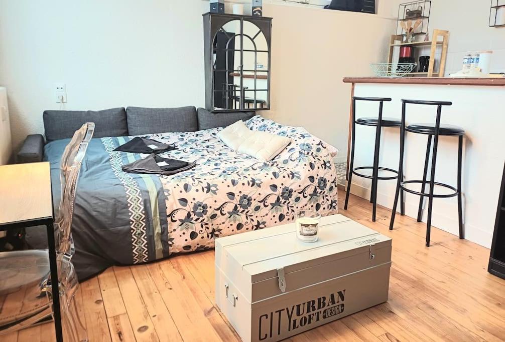 a living room with a couch and a box at Le Parvis - Vue Cathédrale - Plein Centre Ville in Beauvais