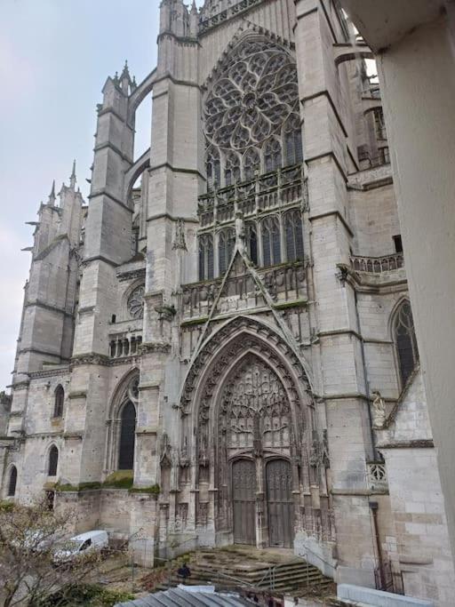 an old cathedral with a large stone building at Le Parvis - Vue Cathédrale - Plein Centre Ville in Beauvais