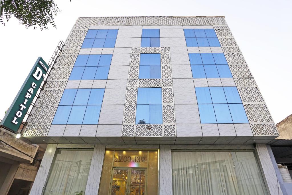 un bâtiment avec beaucoup de fenêtres dans l'établissement Hotel D'Capitol - Delhi Airport, à New Delhi