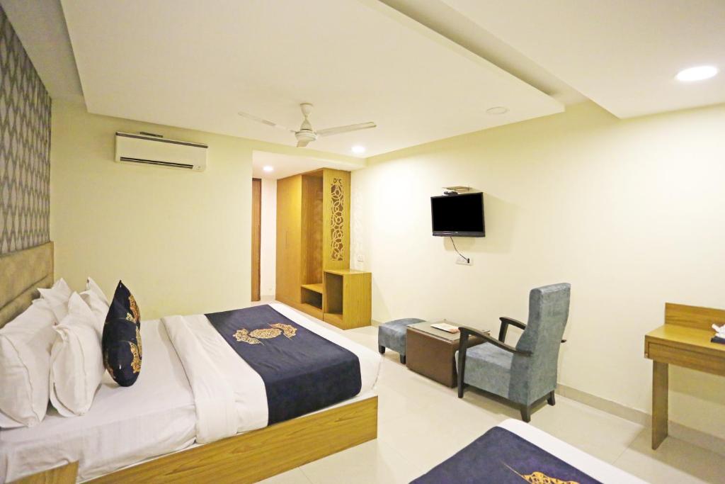 TV a/nebo společenská místnost v ubytování Hotel D'Capitol - Delhi Airport