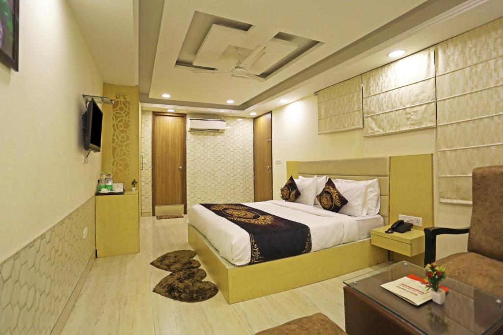 Postel nebo postele na pokoji v ubytování Hotel D'Capitol - Delhi Airport