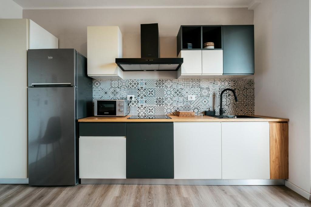 Кухня или мини-кухня в Mistral Apartments

