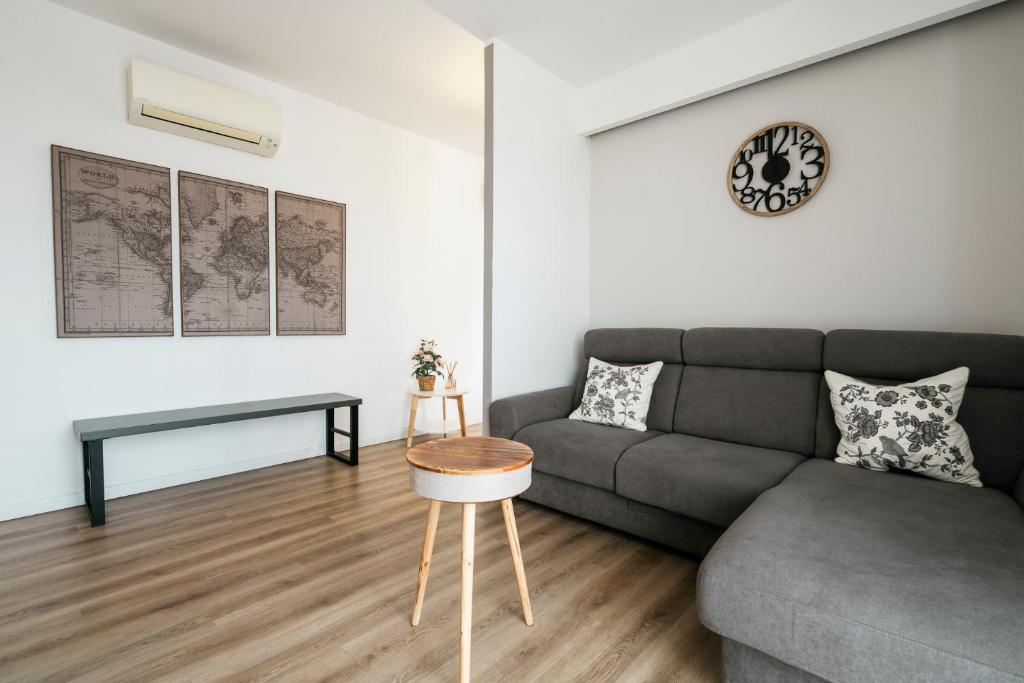 Гостиная зона в Mistral Apartments