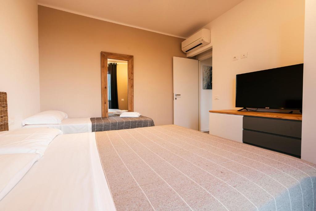 Кровать или кровати в номере Mistral Apartments
