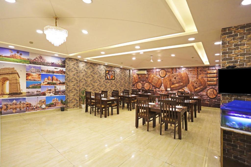 TV a/nebo společenská místnost v ubytování Hotel D'Capitol - Delhi Airport
