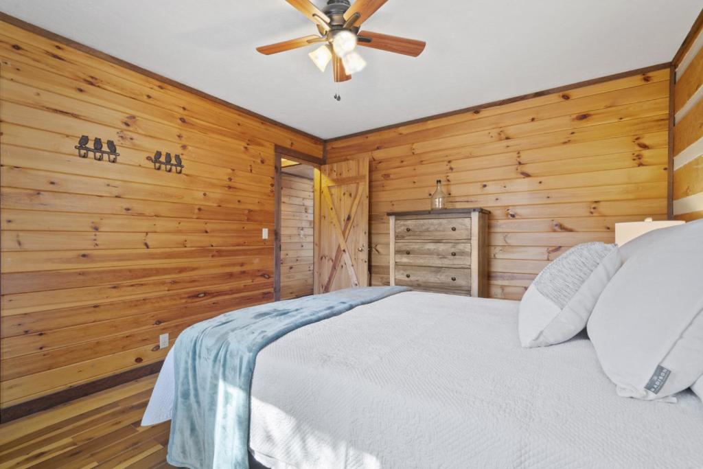 - une chambre avec un lit et un ventilateur de plafond dans l'établissement New Listing Forest Footprints in Big Canoe, à Afton