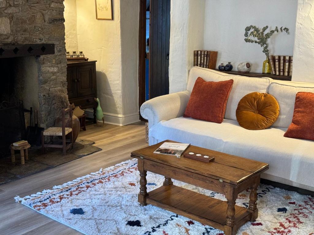 un soggiorno con divano e tavolino da caffè di Charming 2BR Cottage Retreat in the Centre of Bicester a Bicester