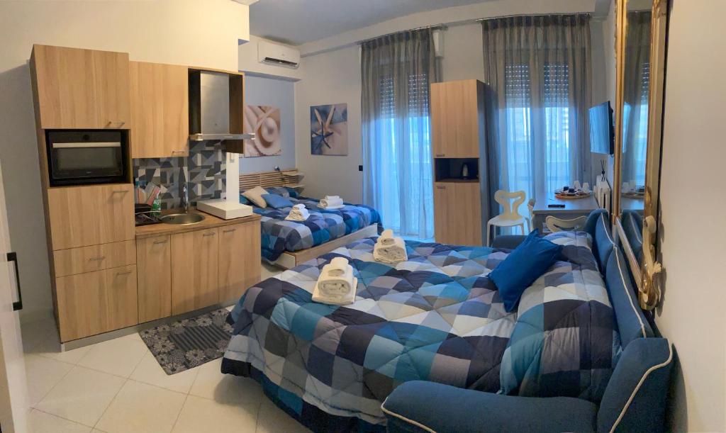pokój hotelowy z dwoma łóżkami i telewizorem w obiekcie B e B Le Terrazze sul mare w mieście Catanzaro Lido