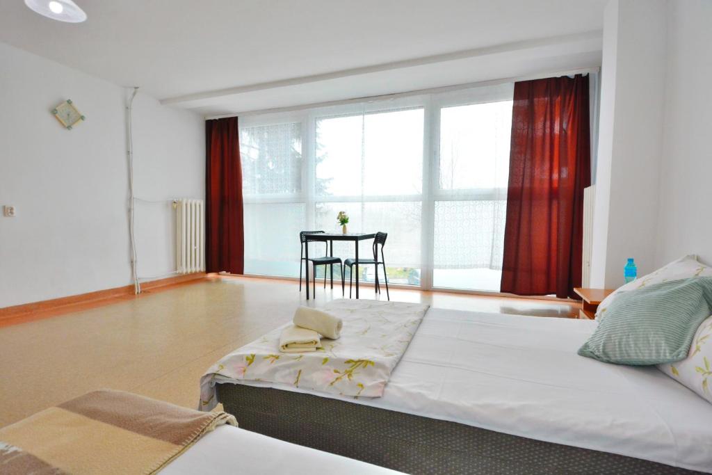 - une chambre avec un grand lit et des rideaux rouges dans l'établissement Twój Hostel Bytom, à Bytom