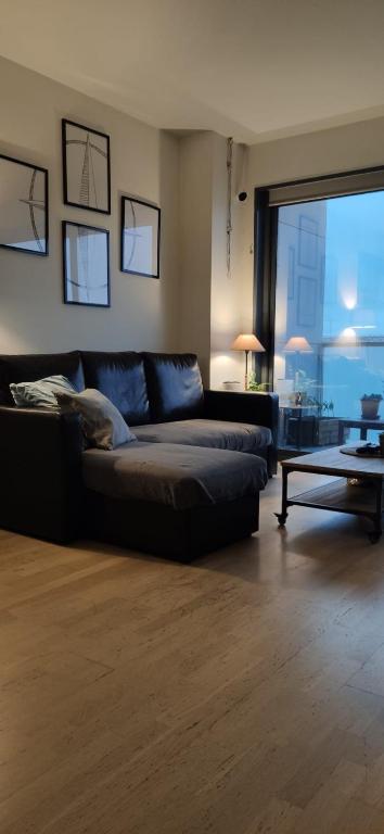 a living room with a couch and a table at Tranquilo y relajante Apartamento familiar in Esplugues de Llobregat