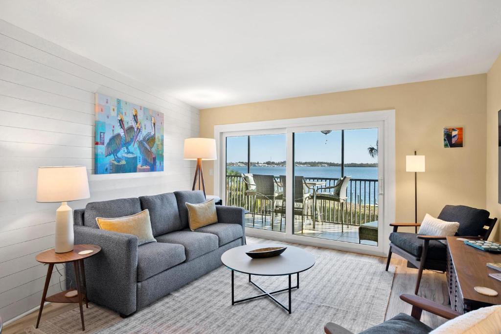 een woonkamer met een bank en een tafel bij Coquina Moorings 203 in Bradenton Beach