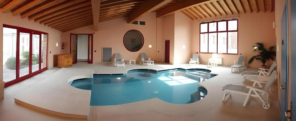 Bazén v ubytování Hotel Vecchio Casello nebo v jeho okolí