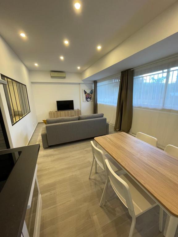 Posezení v ubytování New flat 1 min from beach and sea !