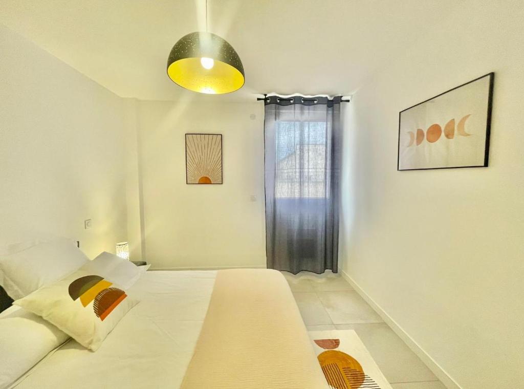 Кровать или кровати в номере APPART'ICI - Numéro 4 - Spacieux appartement F3 tout équipé